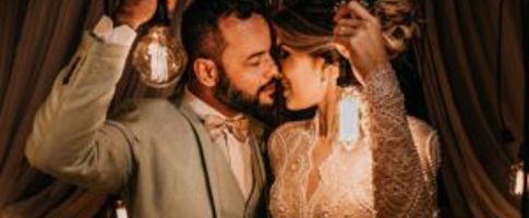 wedding first kiss