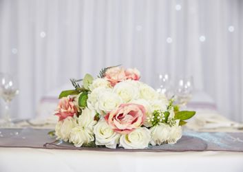 Who-sits-where-at-a-wedding-reception