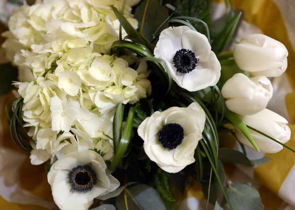 popular flowers for weddings anemone